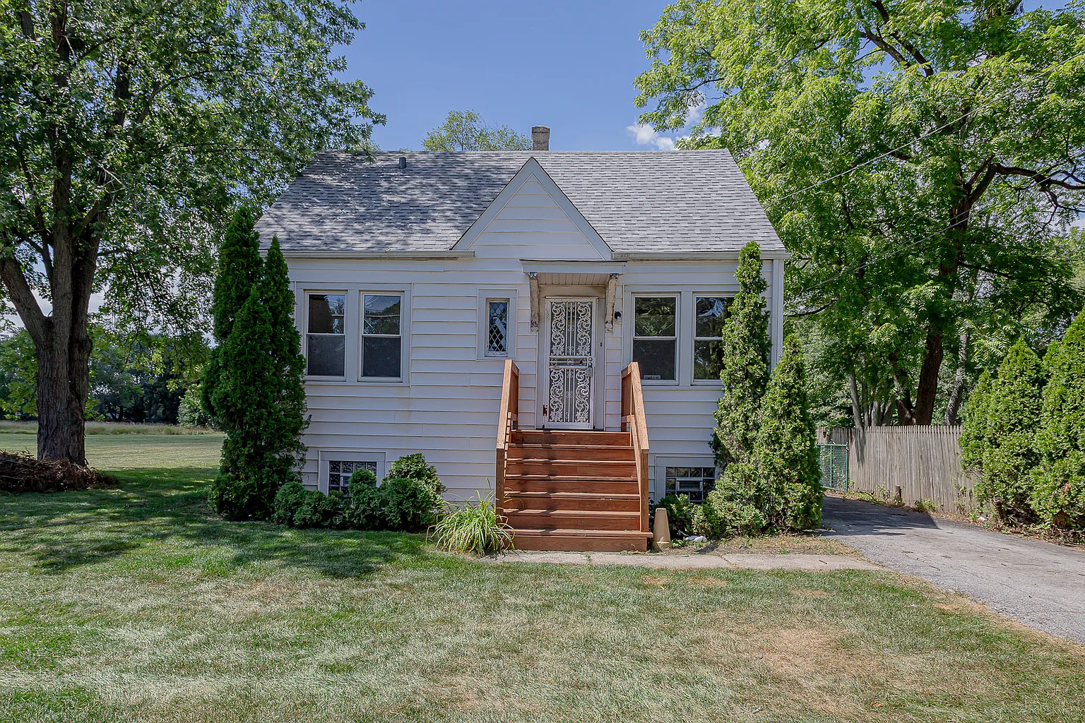 17604 Ridgeland Ave photo 1