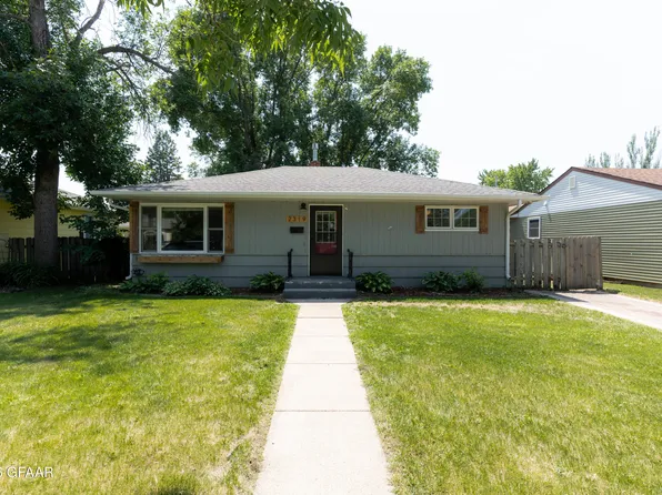 2319 9th Ave N, Grand Forks, ND 58203