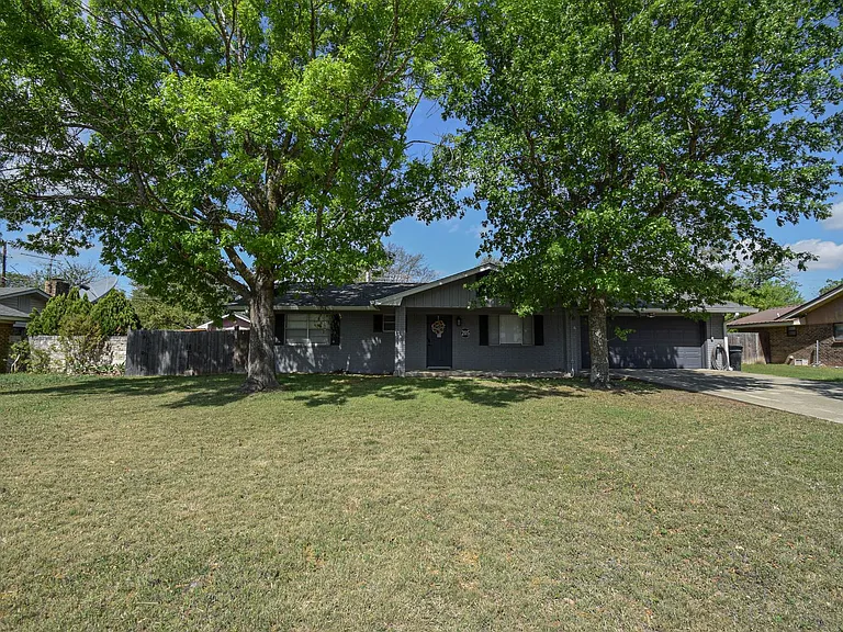 205 Tanglewood Rd — Photo 2