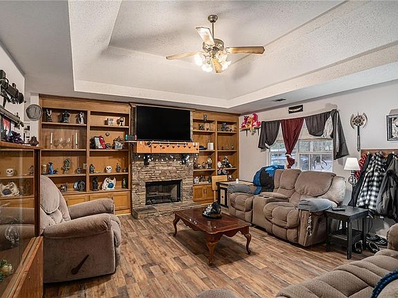 3rd image of 205 Woodcrest Dr