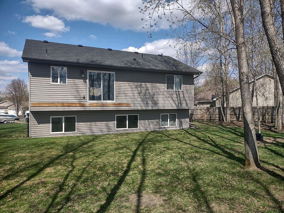 2nd image of 305 Birch Ct SW