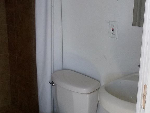 5th image of 1626 W Garfield St #D