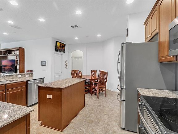 4th image of 303 Blue Cypress Dr