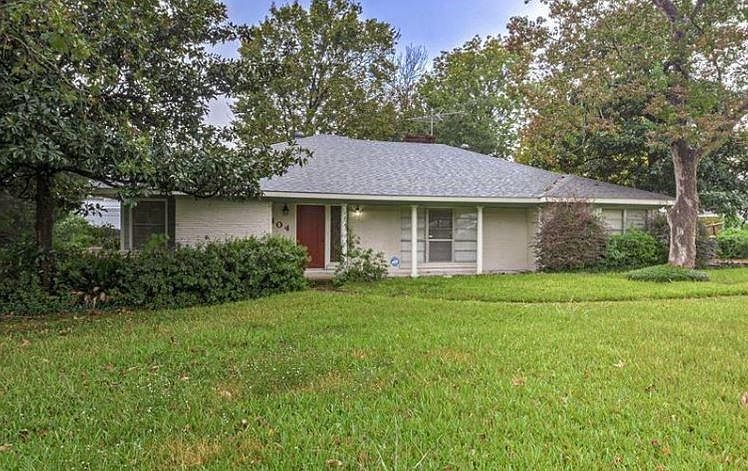 1st image of 104 N Holly Dr