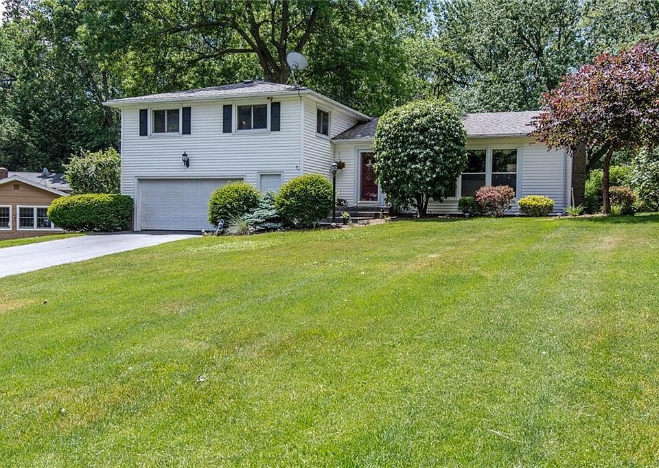 1st image of 10 Oak Manor Ln