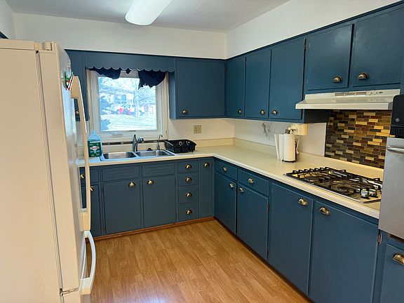 Kitchen - gas stove, dishwasher, double-door refrigerator
