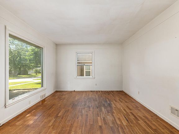 3rd image of 2519 Woodward Ave SW