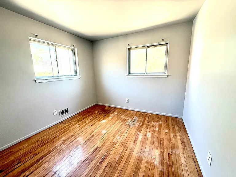 304 Lillian Ln — Photo 13