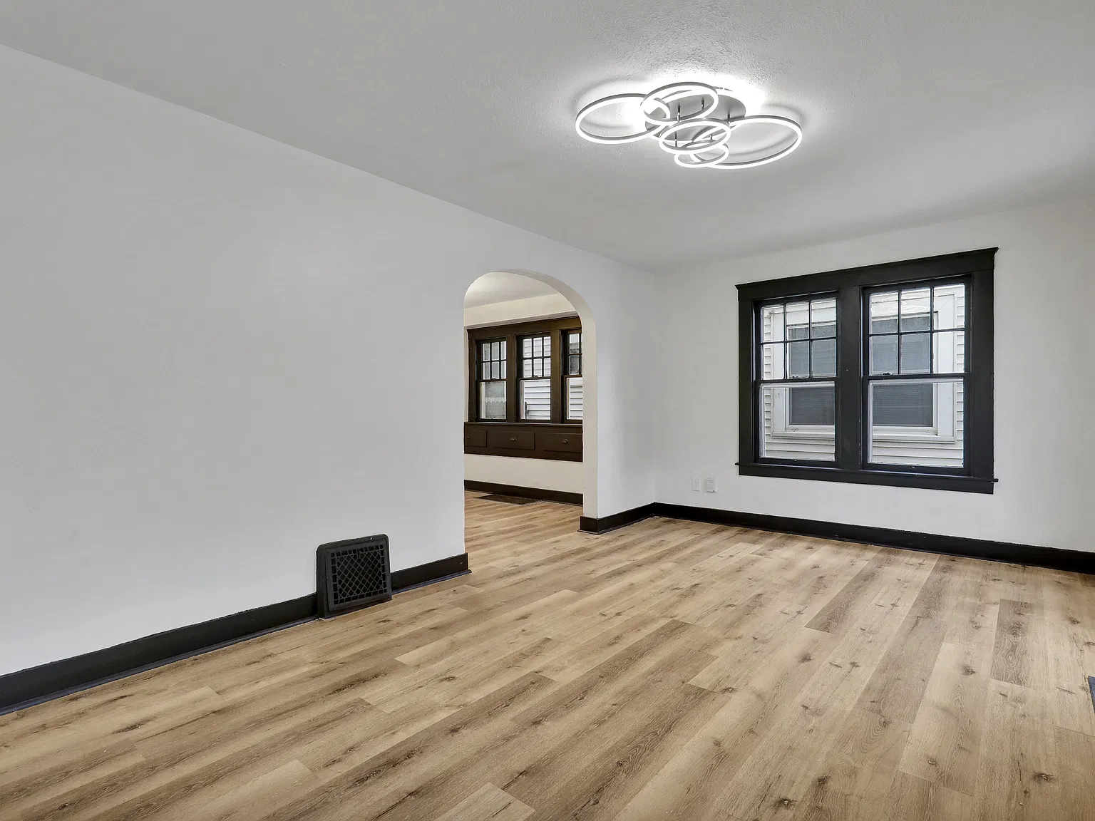 3 bed, 2100 sqft, $1,690 — Photo 1