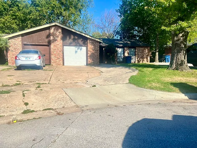 3 bed, 1300 sqft, $1,250 — Photo 1