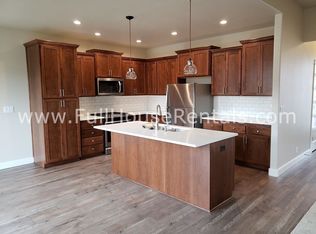 852 Unity Dr, Junction City, OR 97448