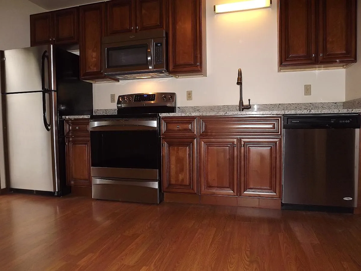 2 bed, 1000 sqft, $1,700 — Photo 1