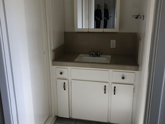 2nd image of 921 Arlington Ave APT 40