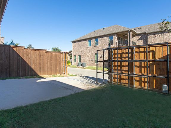 4th image of 2312 Royal Crescent Dr N