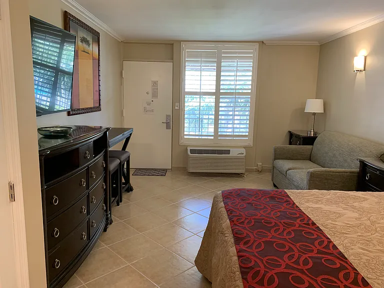 2555 Tamiami Trl N — Photo 6