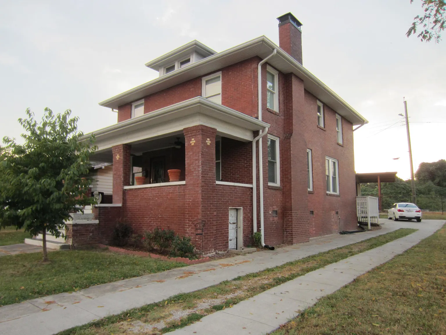 1115 N 6th Ave — Photo 2