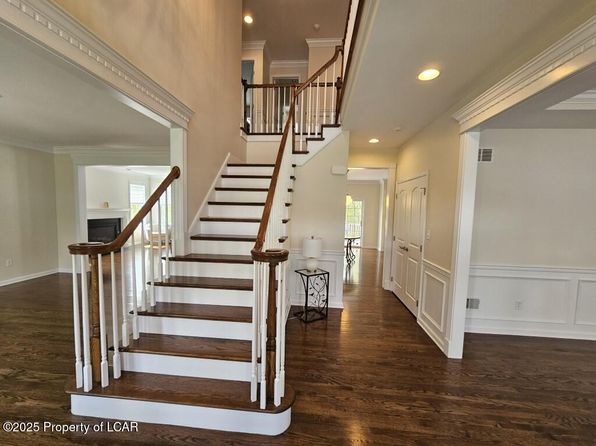 1124 Woodberry Dr, Mountain Top, PA 18707