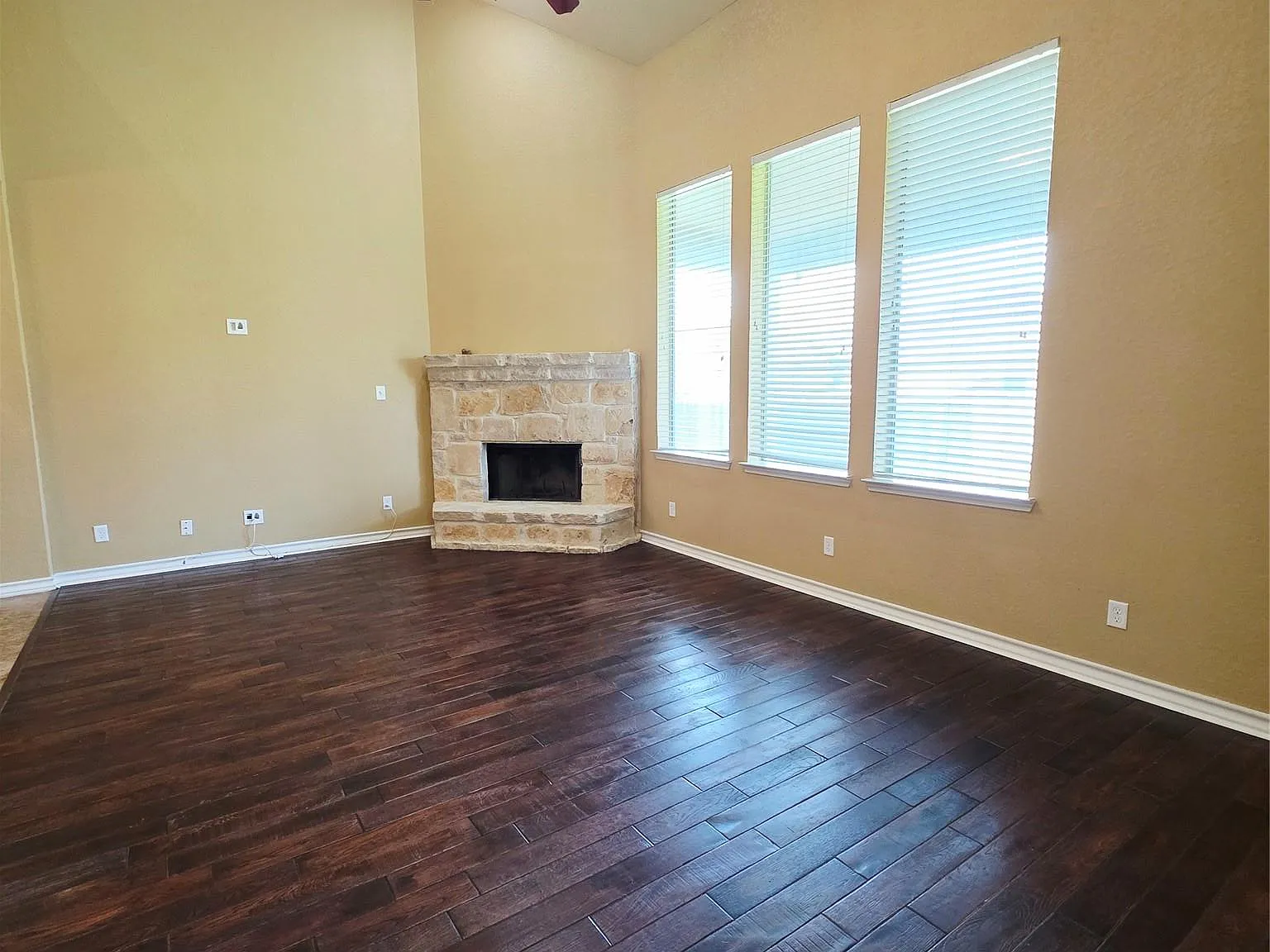 5 bed, 3.5 bath, 3228 sqft, $2,750 — Photo 3