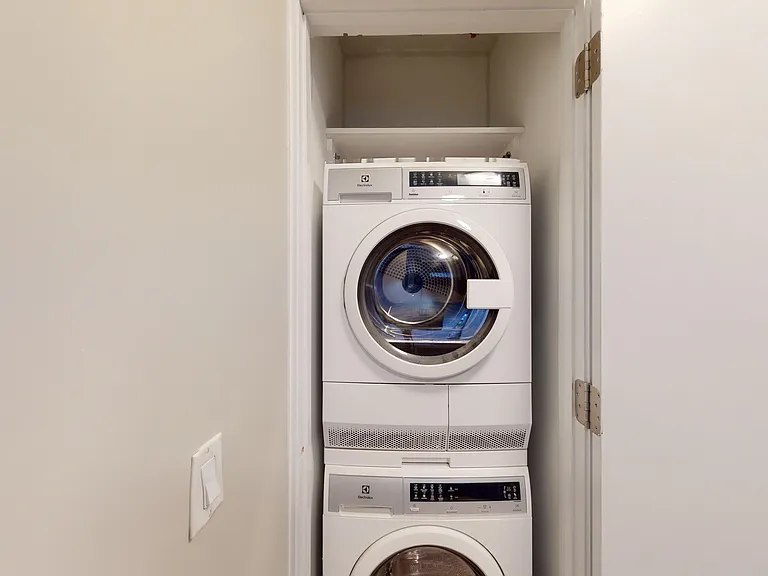 237 E 34th St #202 — Photo 9