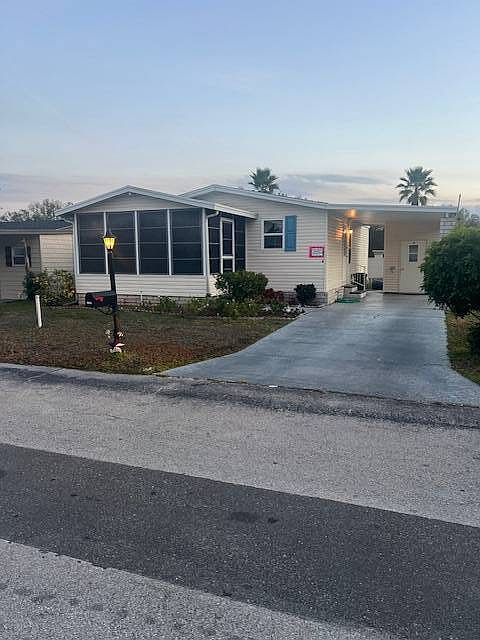 1st image of 4 Hampton Dr E