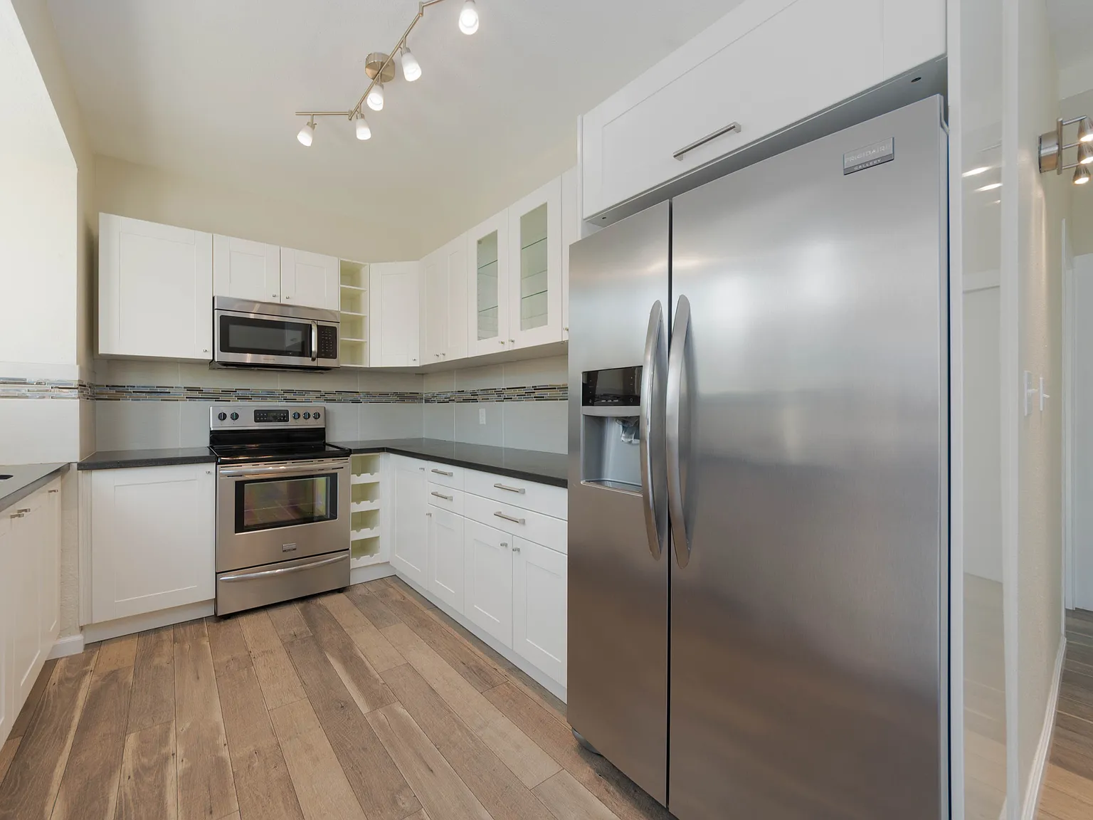 3 bed, 2.0 bath, 950 sqft, $3,450 — Photo 3