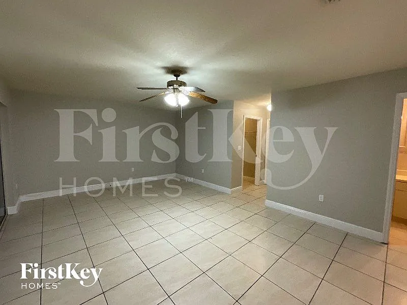 4 bed, 2.0 bath, 2658 sqft, $3,875 — Photo 3