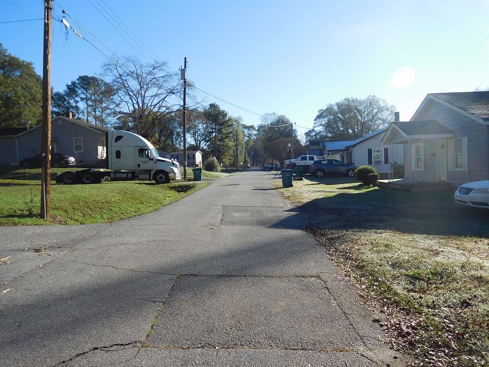 2nd image of 500 Holly St