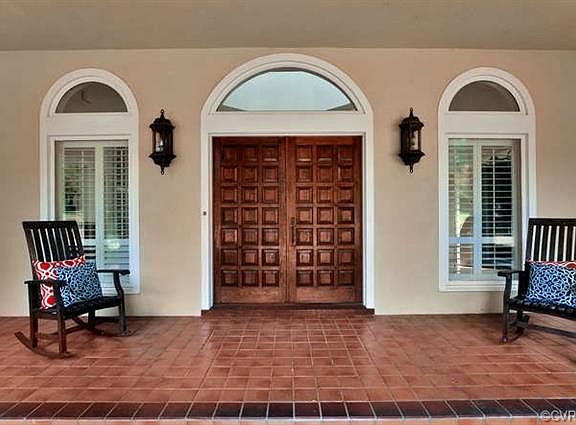 4th image of 10 Nomas Ln