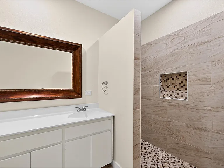 529 W Clark St — Photo 16