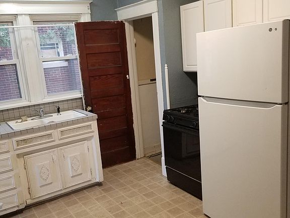 4th image of 219 Washington St