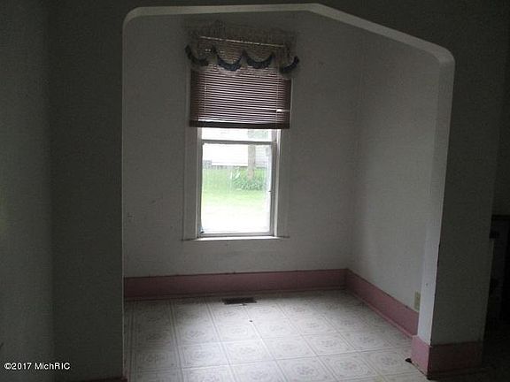 3rd image of 117 W Saint Joseph St