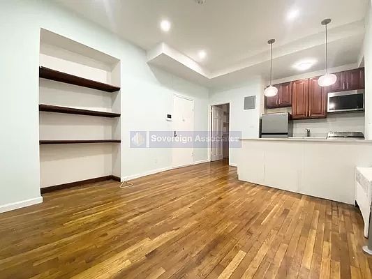 3rd image of 240 W 104th St #21