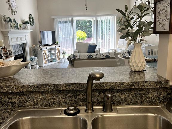 5th image of 110 Oxford Dr