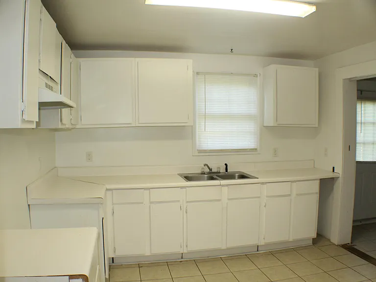 1073 Hillyer Ave — Photo 6