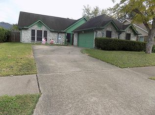 1027 Oxford Dr, Pearland, TX 77584