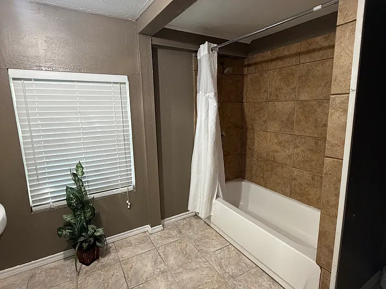 2436 Lockhart Ave — Photo 5