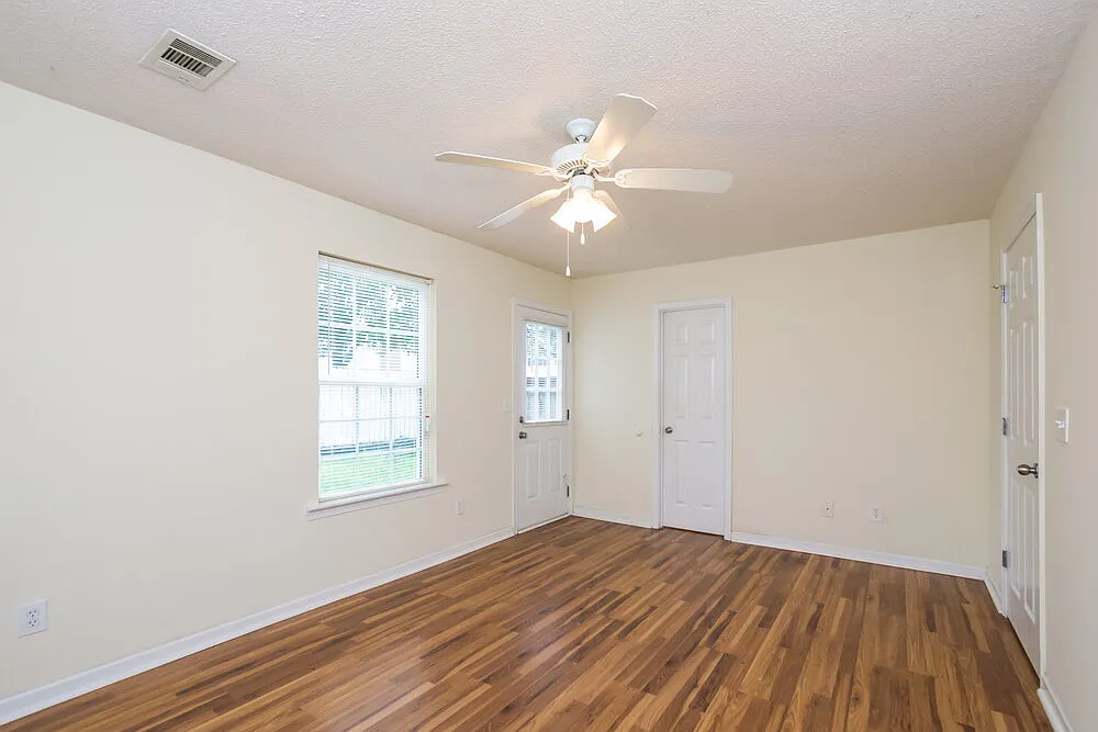3 bed, 2.0 bath, 2018 sqft, $1,880 — Photo 4