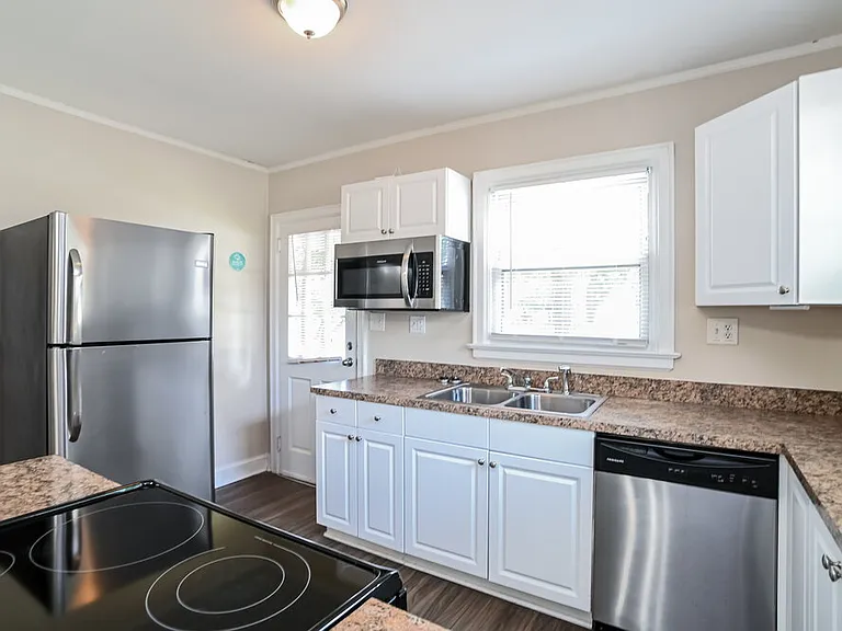 2400 Morton St — Photo 9