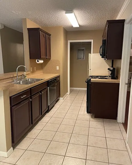 105 Carriage Dr #4 — Photo 2