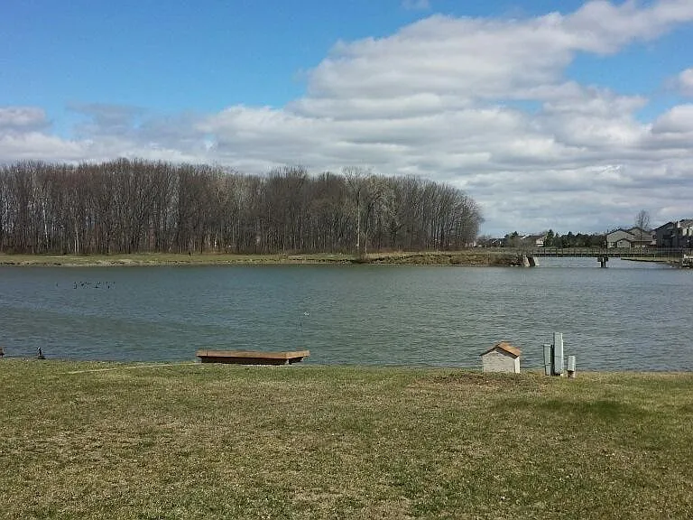 Lakeshore Dr — Photo 2