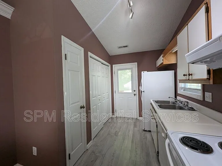 705 Varsity Dr — Photo 6