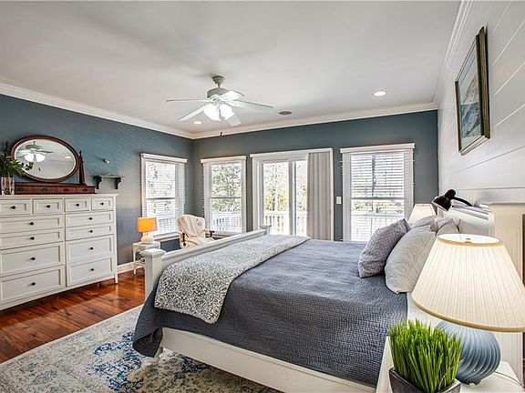 5th image of 33 Holly Ct
