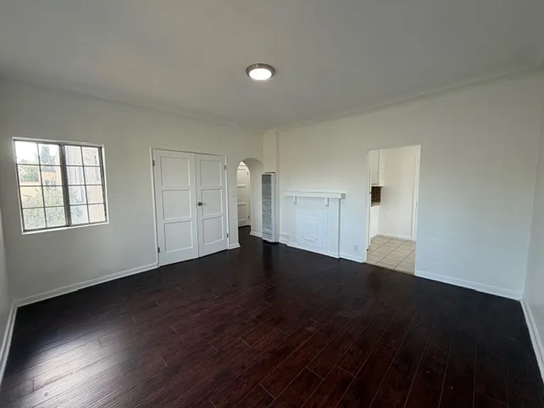 512 N Alexandria Ave — Photo 2