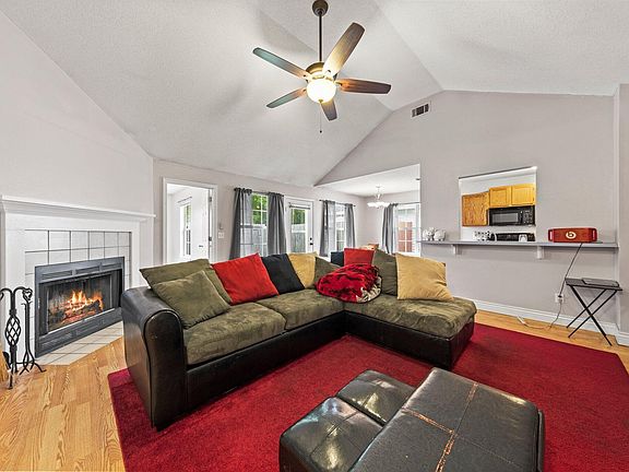 4th image of 1909 Summer Hills Ln