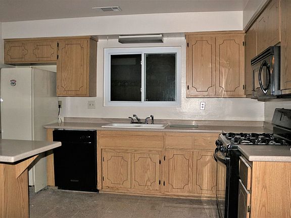 Kitchen with breakfast bar