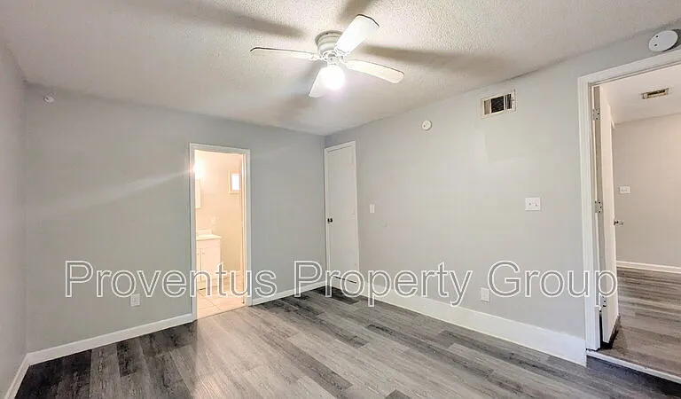 4527 Versailles Dr — Photo 12