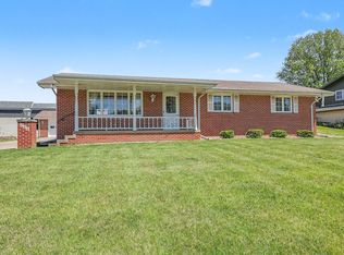 222 E 10th St, Pella, IA 50219