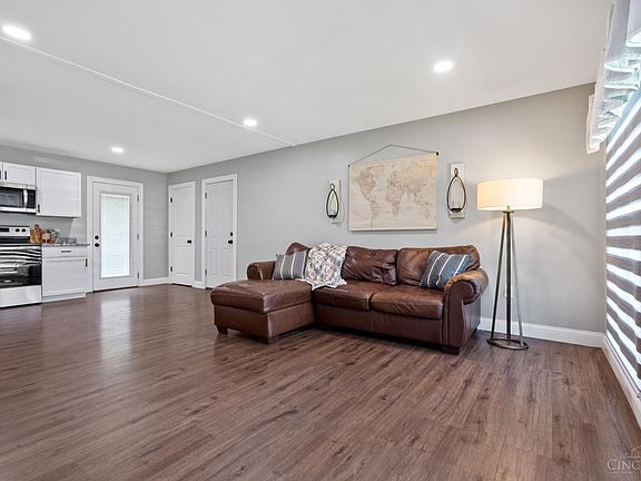 4th image of 206 Whitewater Dr