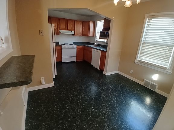 4th image of 823B E 2nd St
