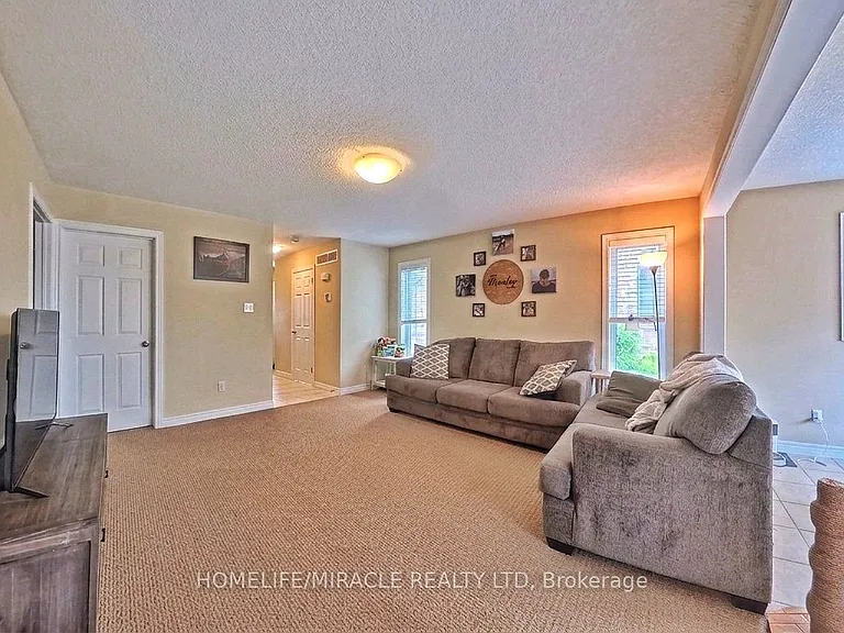 11 Sandybay Ave — Photo 5